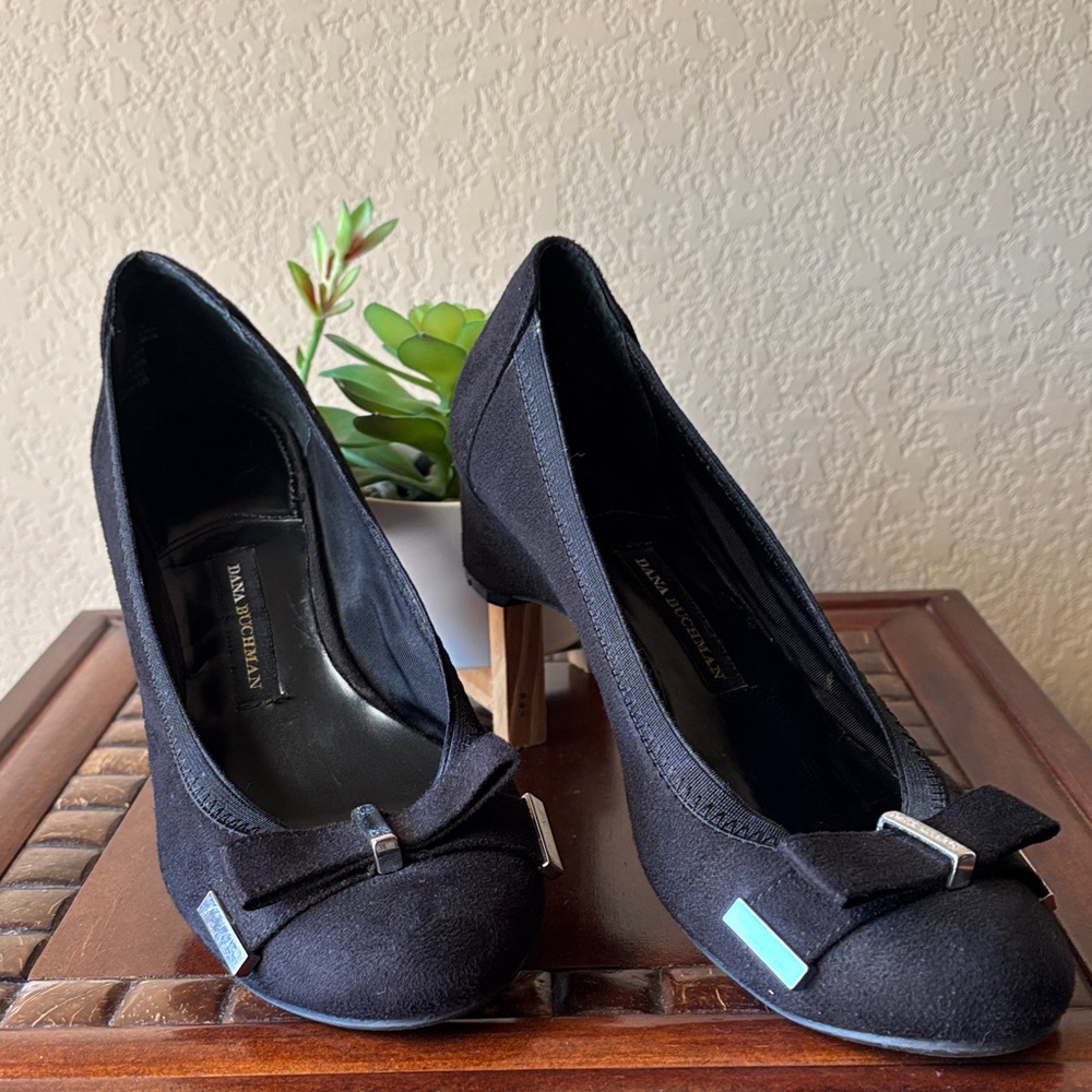 Dana Bachman Darcy black suede pumps with bow accent, size 7.5